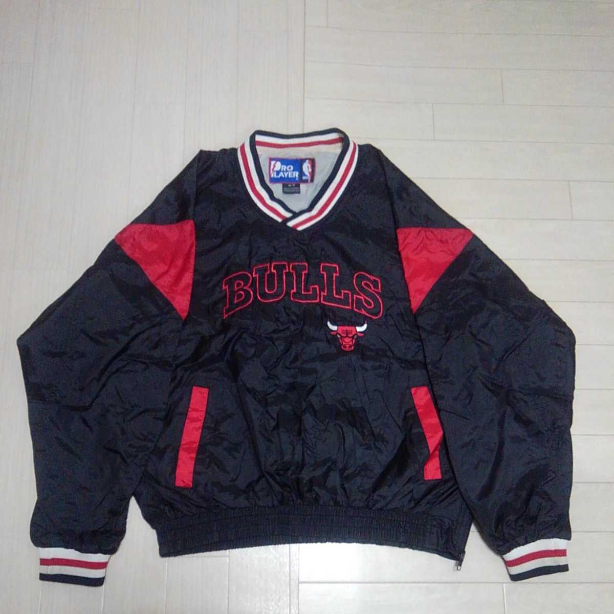 M プロプレイヤー PROPLAYER NBA シカゴブルズ BULLS ナイロンジャケット プルオーバー 黒赤白 90sビンテージ K20G162_画像1