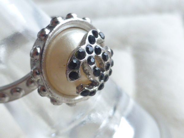 * free shipping * Chanel CHANEL* half pearl * black CC rhinestone ring (USED* with defect )*