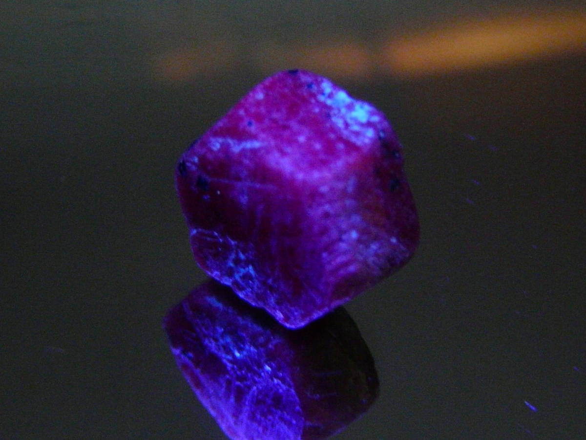 P020　モーレツ蛍光　マダガスカル産★天然　非加熱　ルビー結晶★_紫外線照射で蛍光します