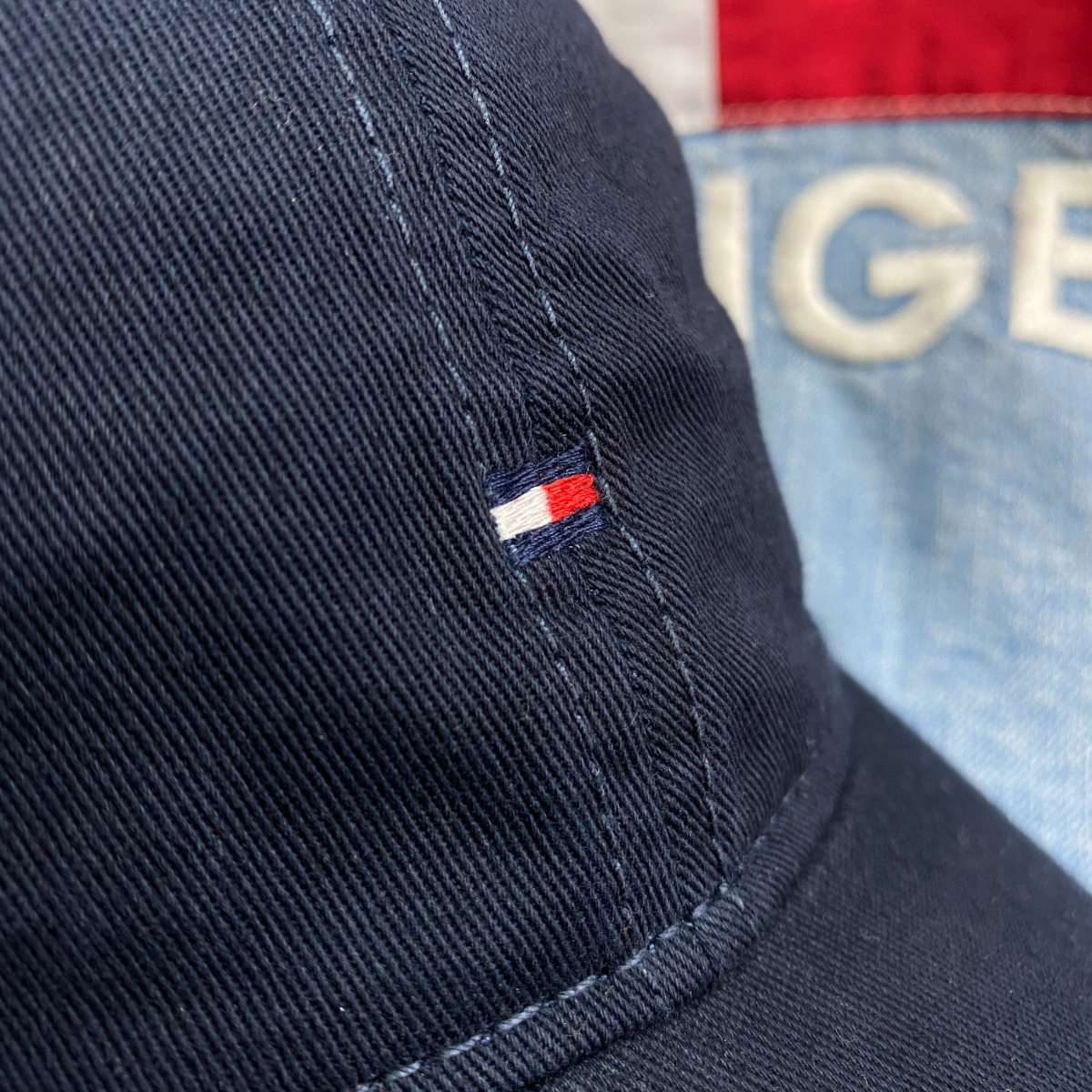 USA正規品 トミーヒルフィガー TOMMY HILFIGER ストラップバック ダッドキャップ 帽子 ローキャップ 紺 ネイビー マイクロフラッグロゴ_画像2