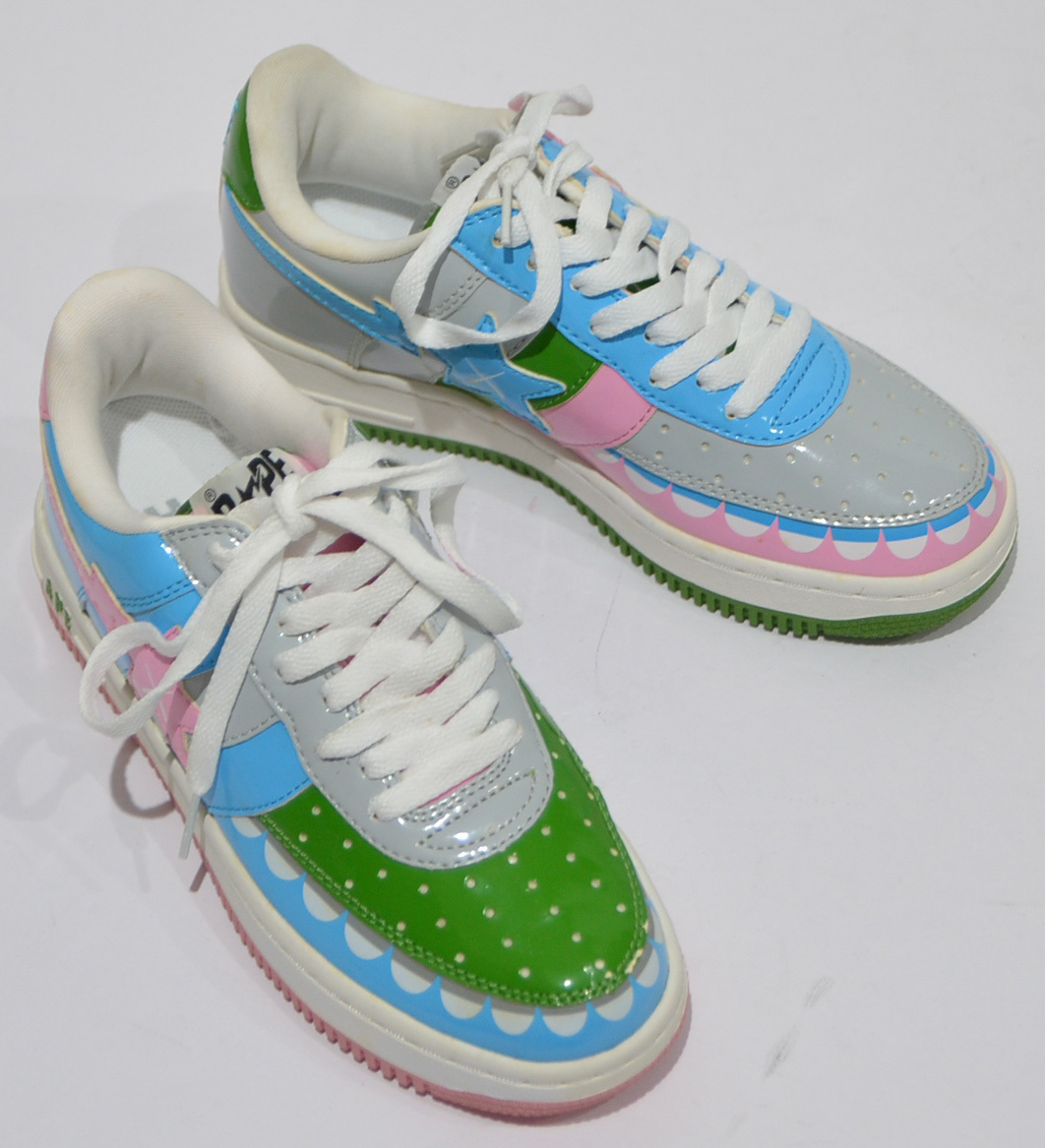 A BATHING APE ア ベイシング エイプ × KAWS カウズ BAPESTA エナメル スニーカー 23.5 Y-292315