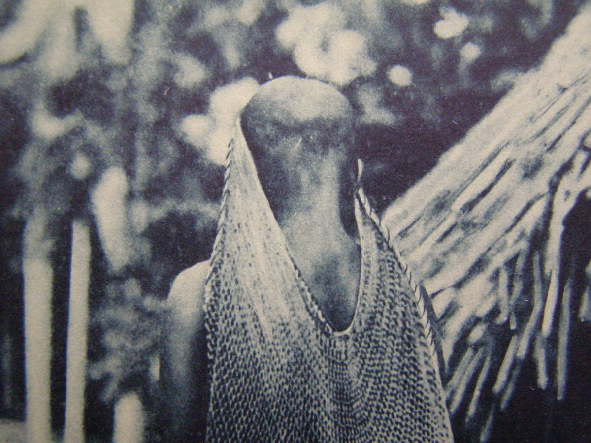 (H09) 絵葉書 戦前絵葉書 世界 人種 風俗 アフリカ ギネア 赤ん坊を網に入れる_画像2
