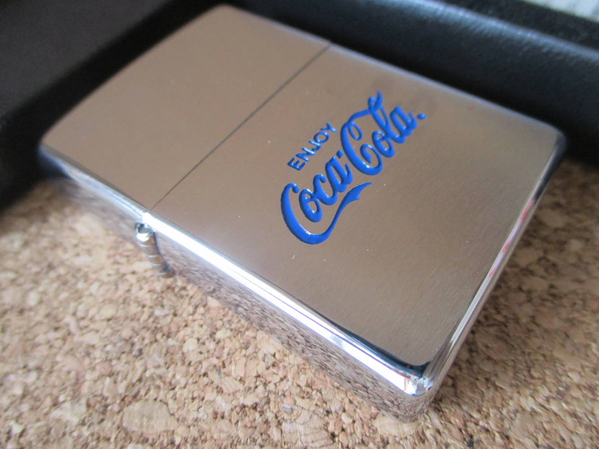 ZIPPO 『Enjoy CocaーCola コカ・コーラ ロゴ 青文字』 1998年11月製造 シルバー ヘアライン オイルライター ジッポー 廃版激レア 未使用品