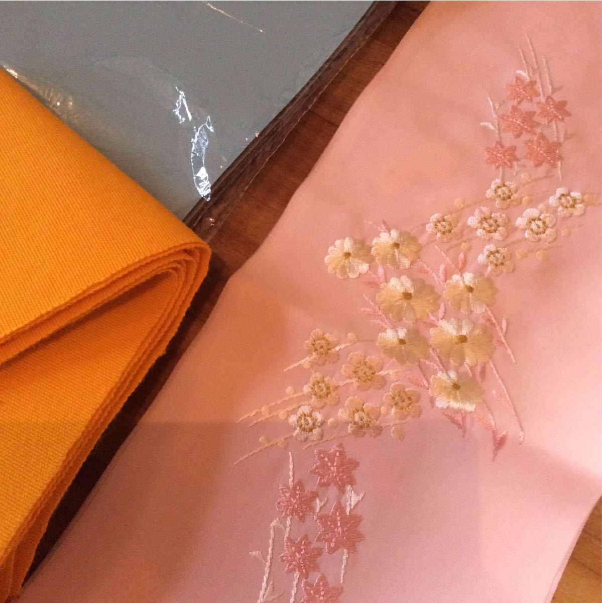 藤色のお着物お花いっぱい。正絹卒業袴セット。薄めでおとなしめ、半襟