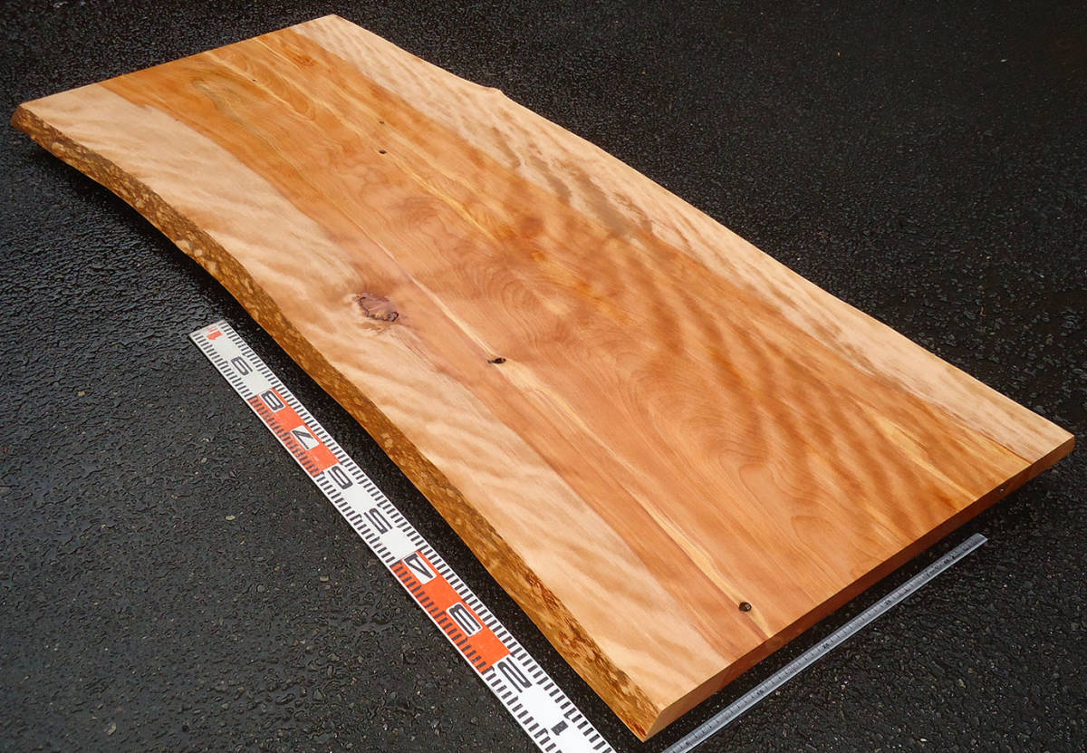 真樺、光沢ある木肌、シマシマ柾杢が美しい！幅広、耳付き加工板。長さ181cm