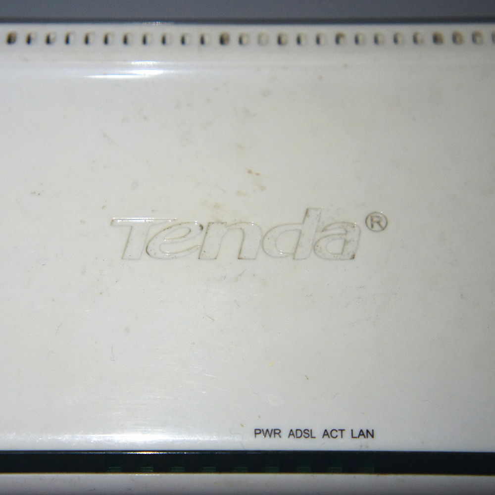 【整理出品】　★ ルーター Tenda D820B ★　ジャンク品　ADSL2+Modem 防雷増強型　生活雑貨　検 PC周辺機器ネットワークインターネット