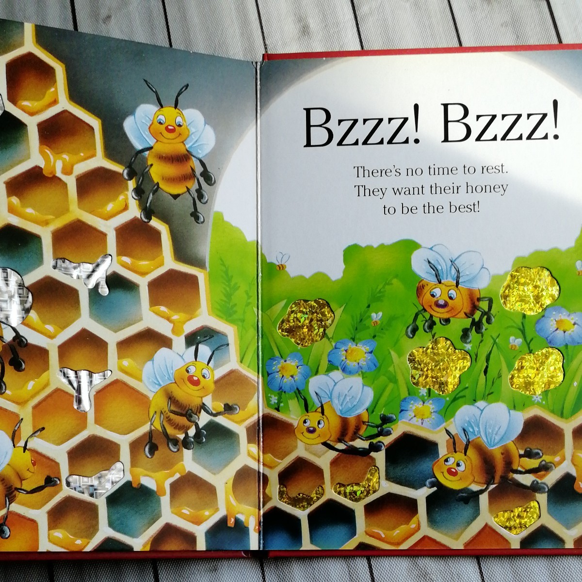 英語絵本　A SPARKLE BOOK  BUSY BEES 