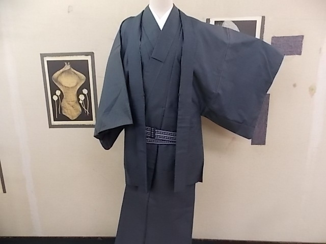 きもの今昔２１４８　男の和服　男大島紬アンサンブル　黒ベースにブルーの絣糸でグレー色に見えます