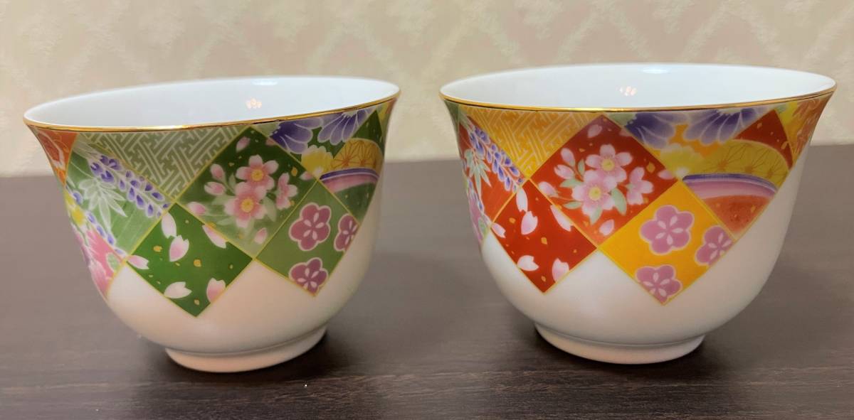 ☆新品・未使用品☆　有田焼？　お花柄の湯のみ　２客セット!_画像1