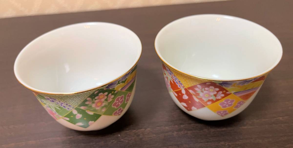 ☆新品・未使用品☆　有田焼？　お花柄の湯のみ　２客セット!_画像3