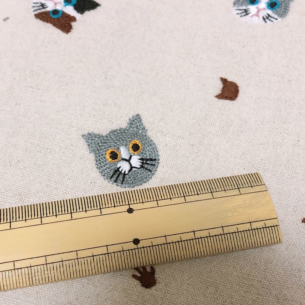 刺繍生地　コットンリネン　50×70  輸入生地　ねこ はぎれ　ベージュ