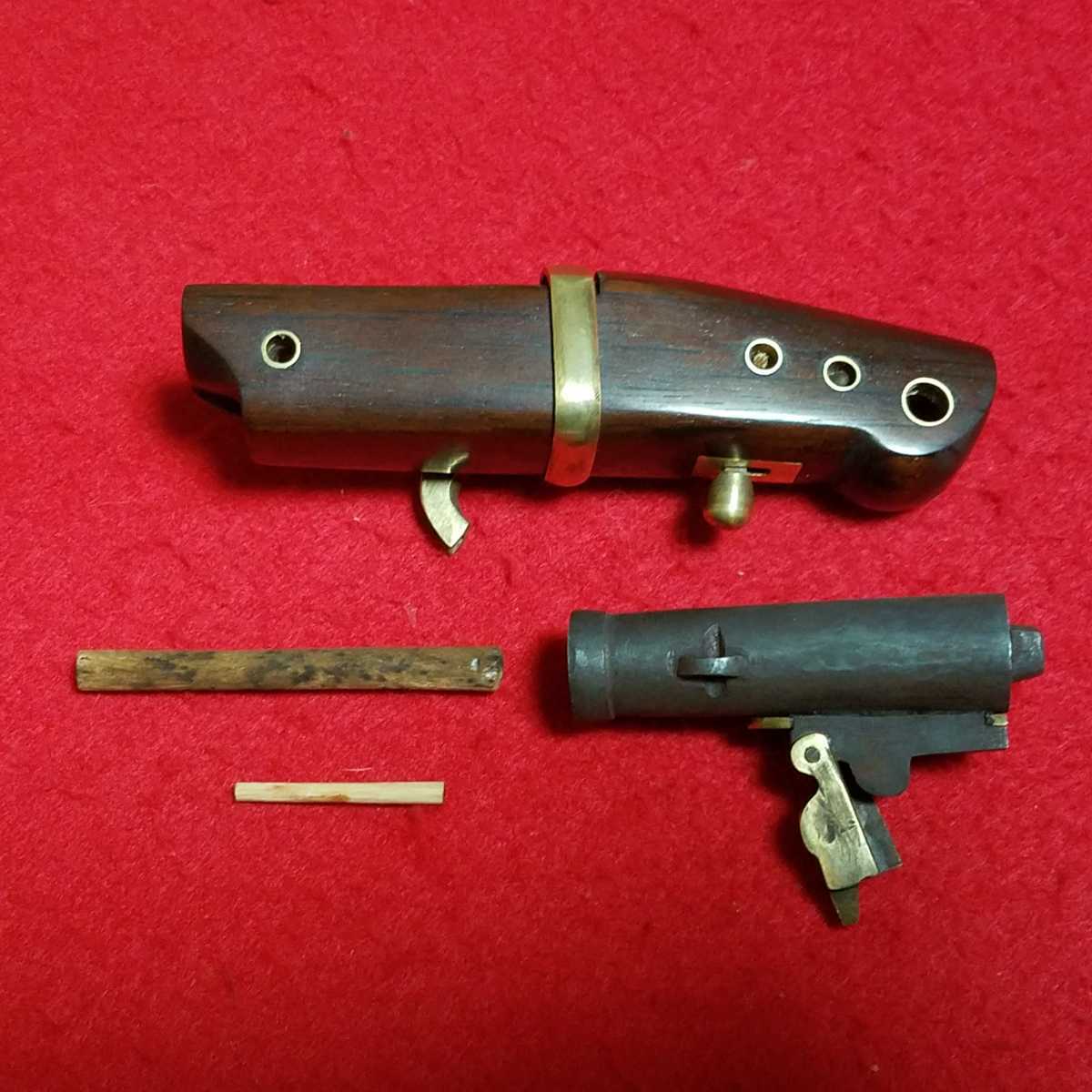 # matchlock netsuke # disassembly . is possible to do # mechanism . movement. # netsuke, armor, old style gun, gun, iron ., moveable, disassembly #. law goods #A942