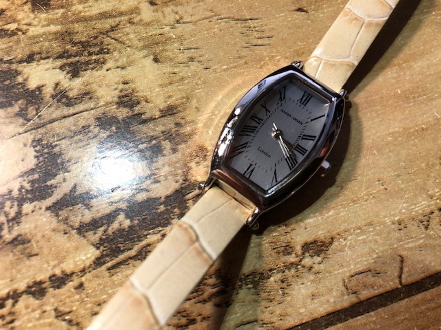 BK0114 良品程度 HARDY AMIES LONDON ハーディエイミス トノー シルバー文字盤 革ベルト クオーツ レディース 腕時計_画像1