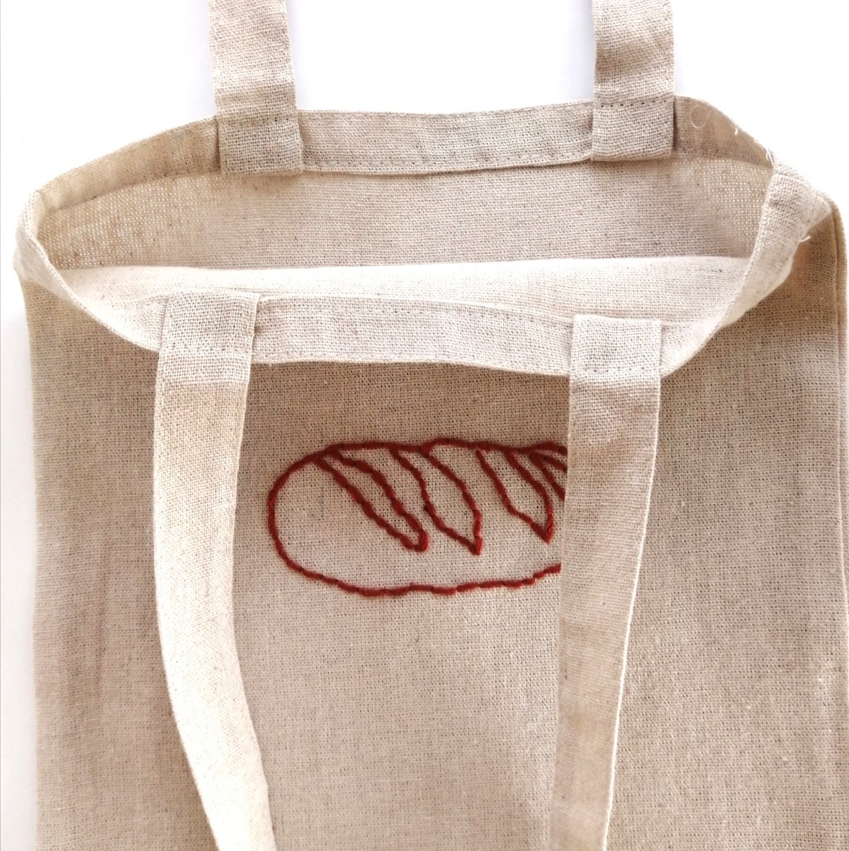 【手刺繍】茶色のパン　縦長トートバッグ　ショルダーバッグ　エコバッグ　レッスンバッグ　ベージュ　ハンドメイド