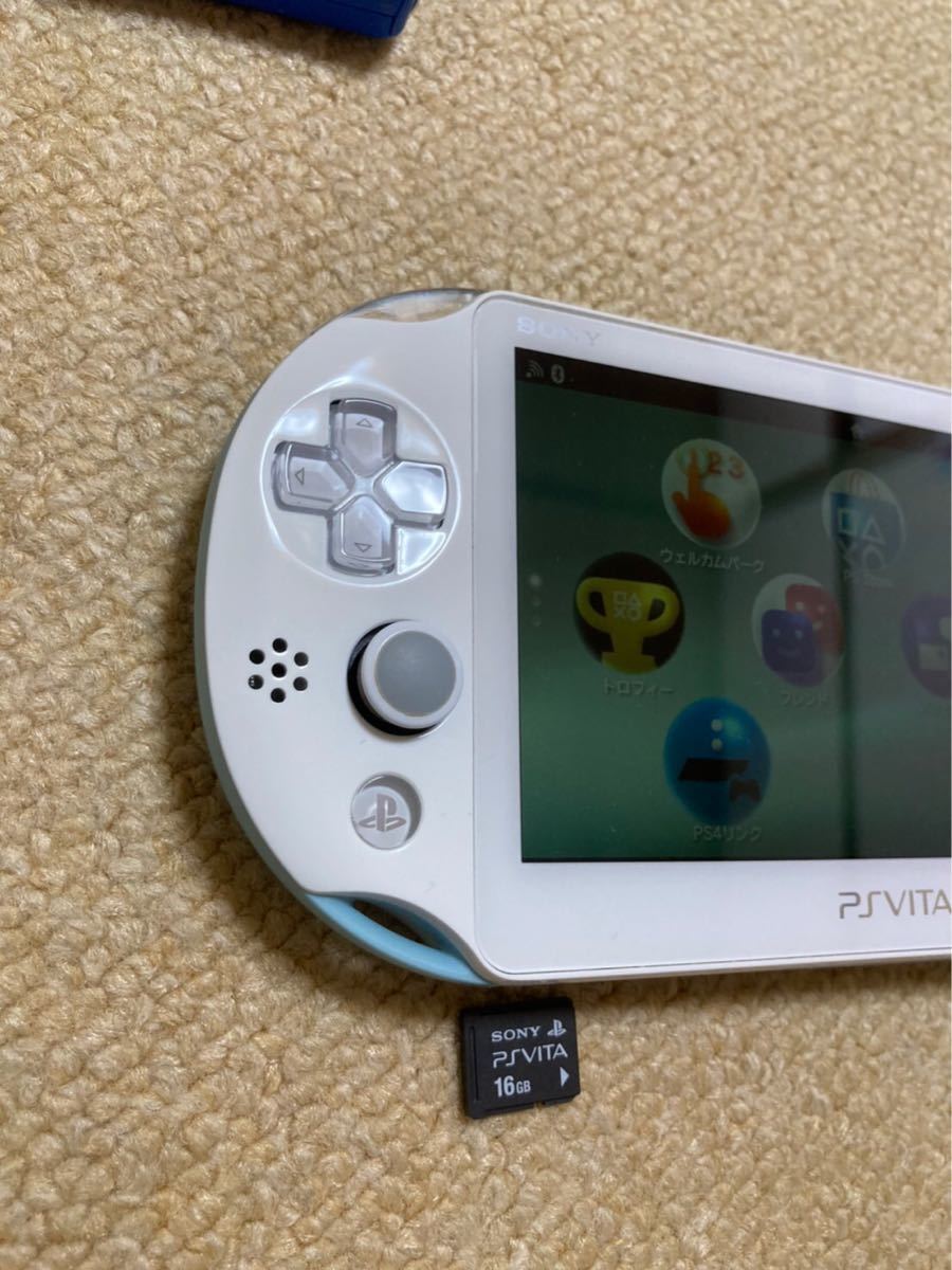 【良品】PSVita本体 PCH2000 ホワイト/ライトブルー 16GBメモリーカード付き！ 純正充電ケーブル＋おまけ付き！
