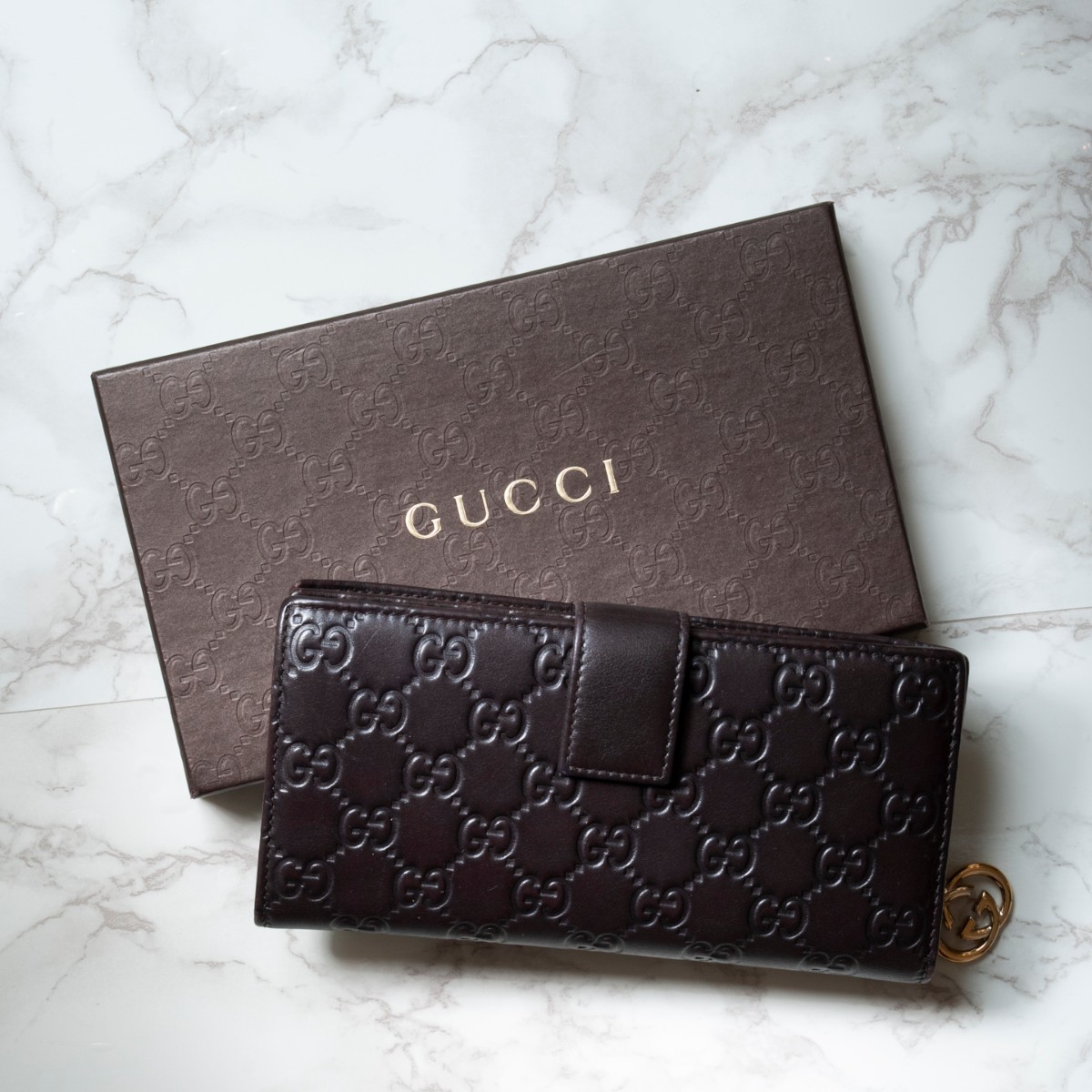 美品】GUCCI(グッチ) グッチシマ GGチャーム 2つ折り長財布 ダーク