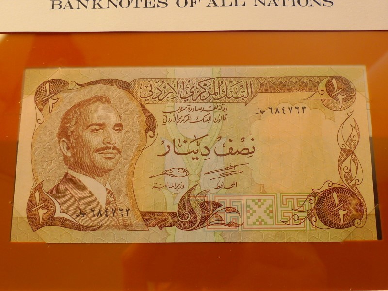 未使用 紙幣 中東 ヨルダン 1/2ディナール 1985年 切手付き banknotes of all nations 世界の国々の紙幣コレクション_画像2