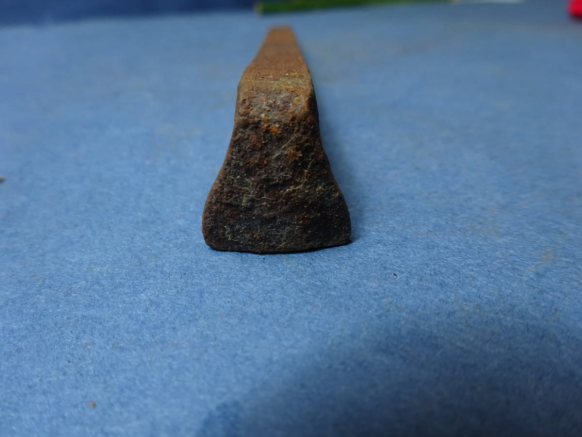 （２－２）古和釘　手作りで仕上げられた和釘です。土蔵や数寄屋建築に使用される釘と思います。長さ約１５．５㎝です。_画像4