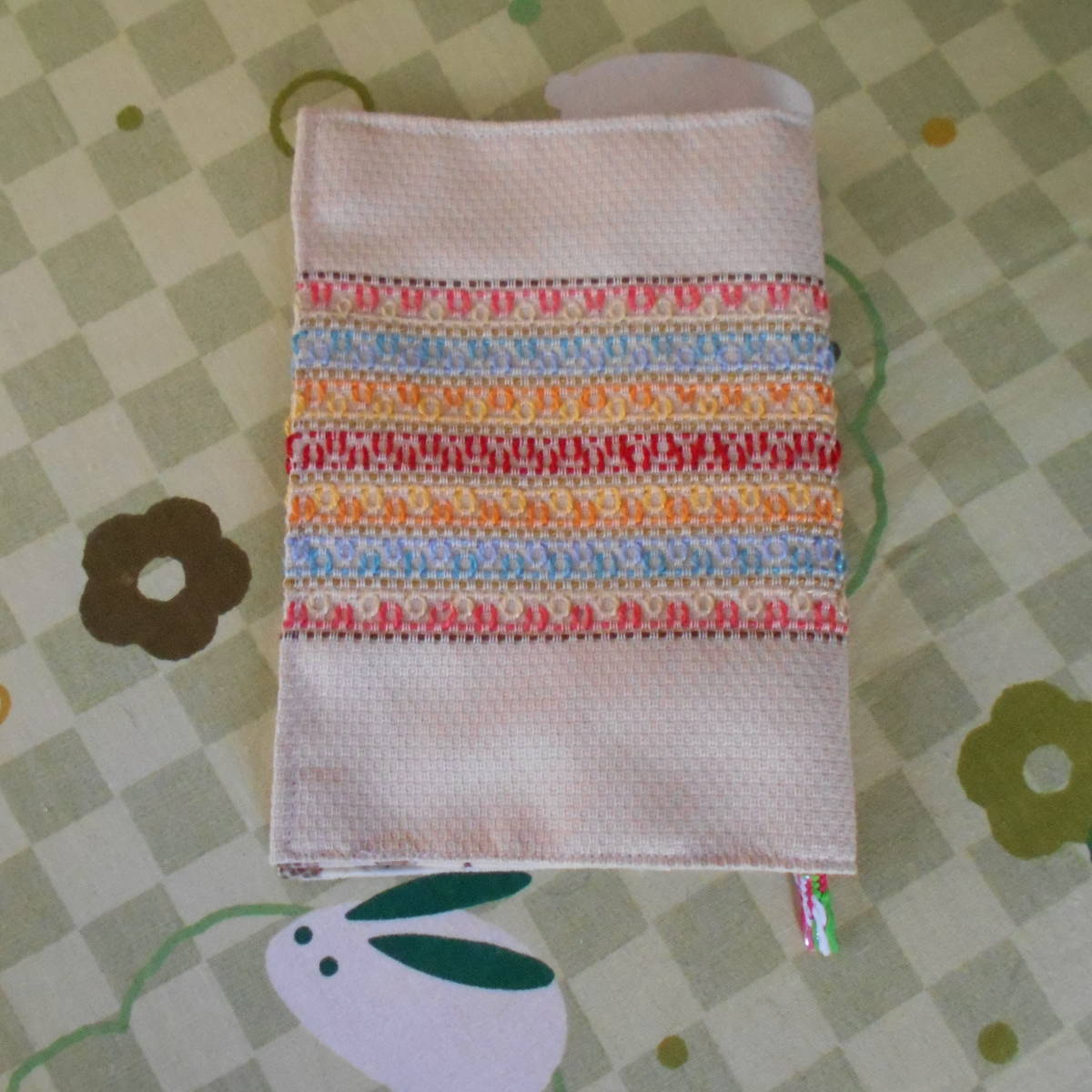 Paypayフリマ ハンドメイド スェーデン刺繍のブックカバー 文庫本ブックカバー オリジナル 刺繍 刺しゅう入り 手作りブックカバー Paypayフリマ ハンドメイド スェーデン刺繍のブックカバー 文庫本ブックカバー オリジナル 刺繍 刺しゅう入り 手作りブックカバー
