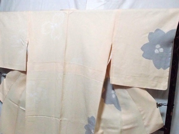 日本製安いしぼり桜　新品しつけ糸付　長丈長裄　すっきり飛び柄小紋　身丈168cm裄70.5cm 薄クリーム色に銀鼠　ガード加工　美品　袷　追加画像あり 仕立て上がり