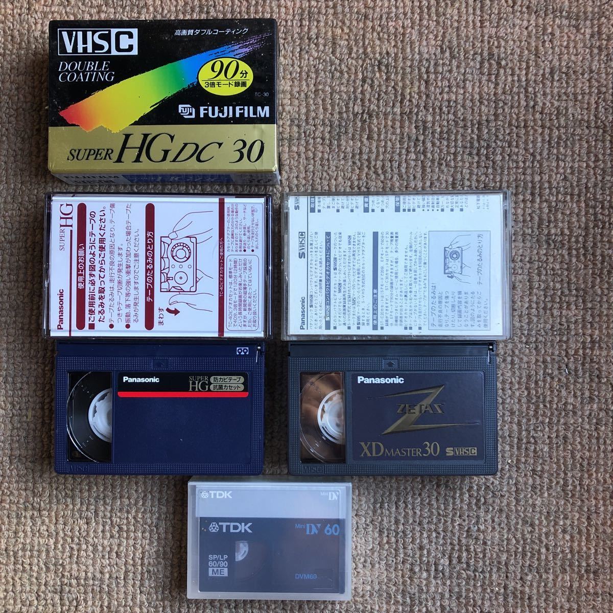  старый видео камера. лента VHS C( нераспечатанный Fuji пленка 30 минут. вскрыть 40 минут?) SVHS C вскрыть 30 минут.Mini DV60(TDK нераспечатанный ).VHS-C адаптор 