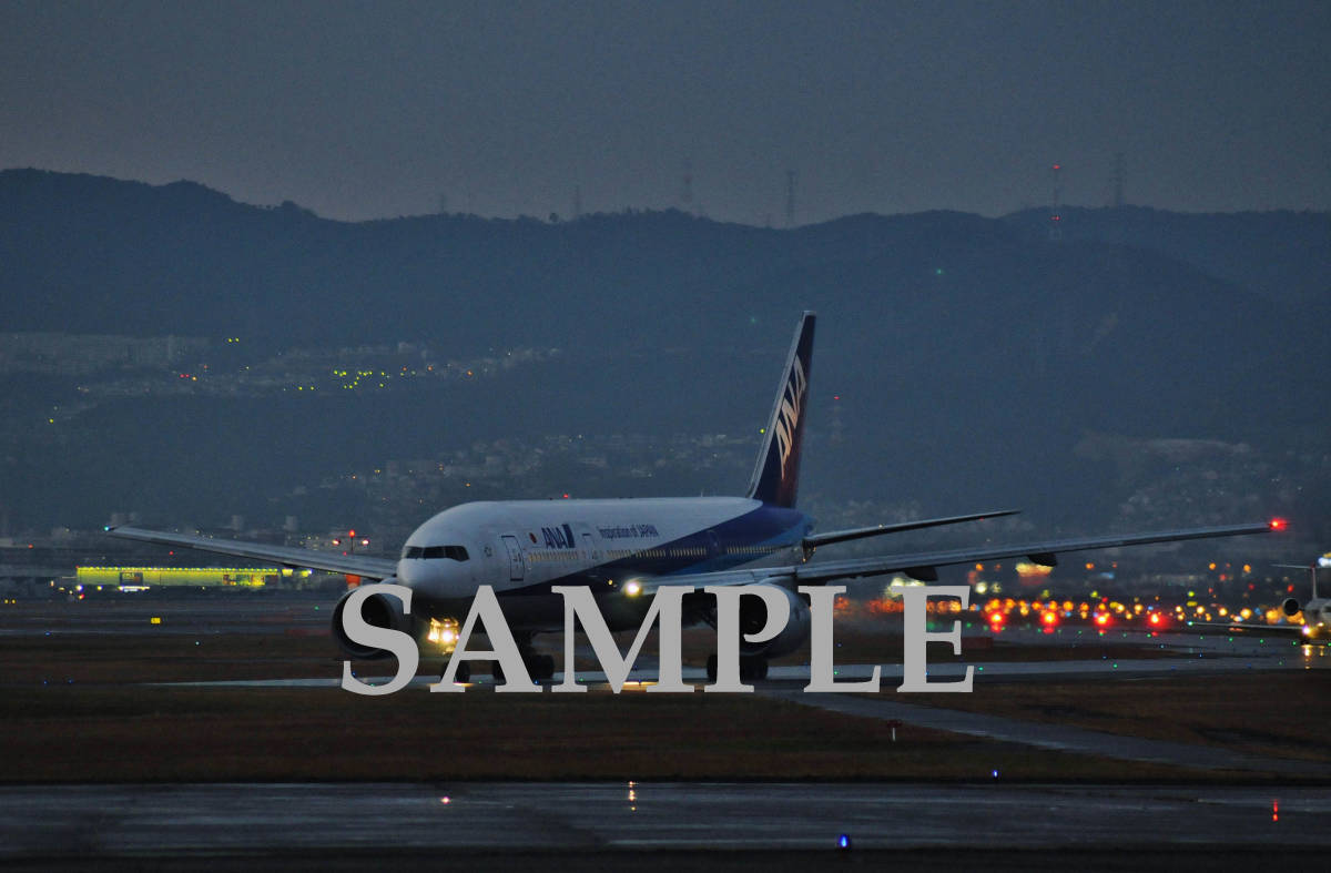 D【航空機写真】Ｌ版４枚　全日空　B777-200　伊丹空港_画像1