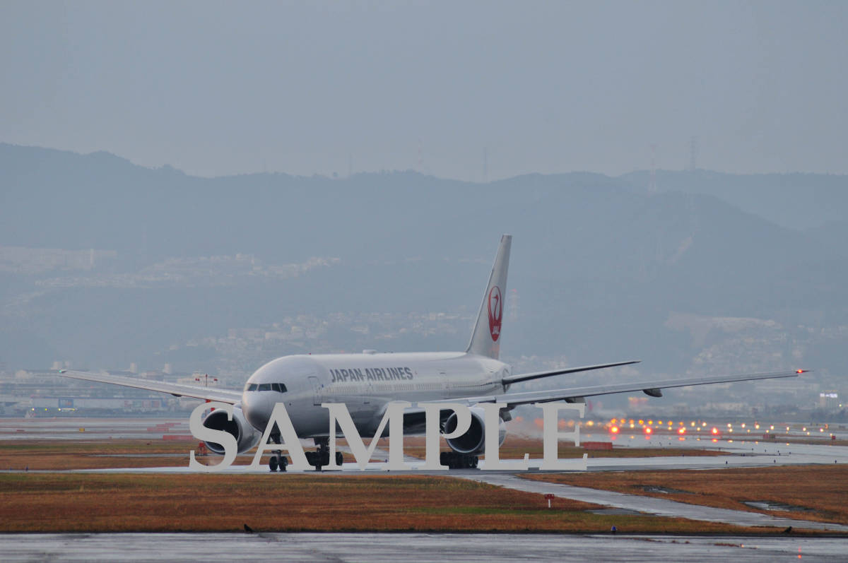 D【航空機写真】Ｌ版３枚　日本航空　B777-200　伊丹空港_画像3