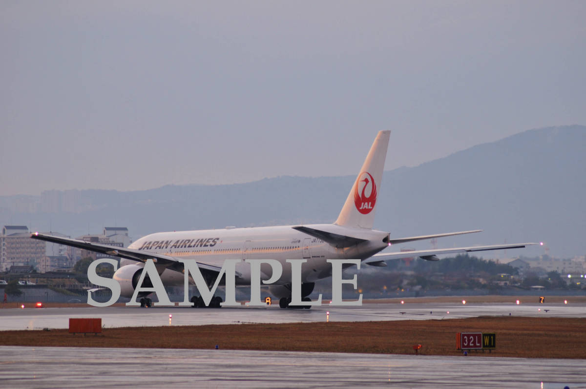 D【航空機写真】Ｌ版３枚　日本航空　B777-200　伊丹空港_画像2