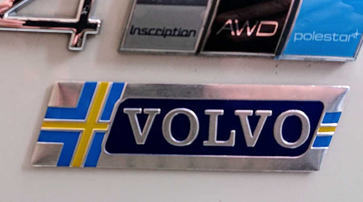 ボルボロゴ★スウェーデンフラッグタイプ アルミメタルステッカー VOLVO XC40 V40 V50 V60 V70 XC60 XC90 S60 VOLVOシール_画像2