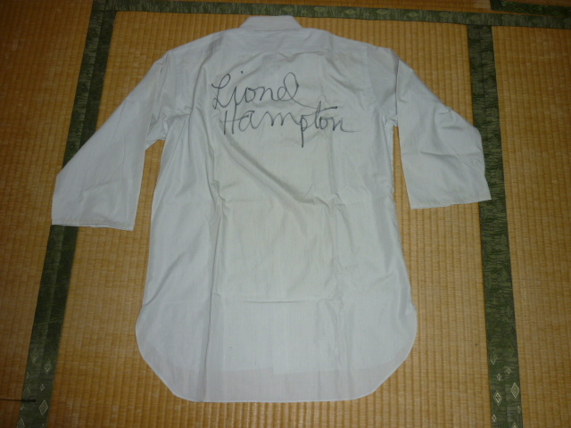 ■希少 本物 昭和38年（1963年） 来日！ジャズの巨匠 ライオネル・ハンプトン（Lionel Hampton） シャツ背中に直筆サイン_画像2