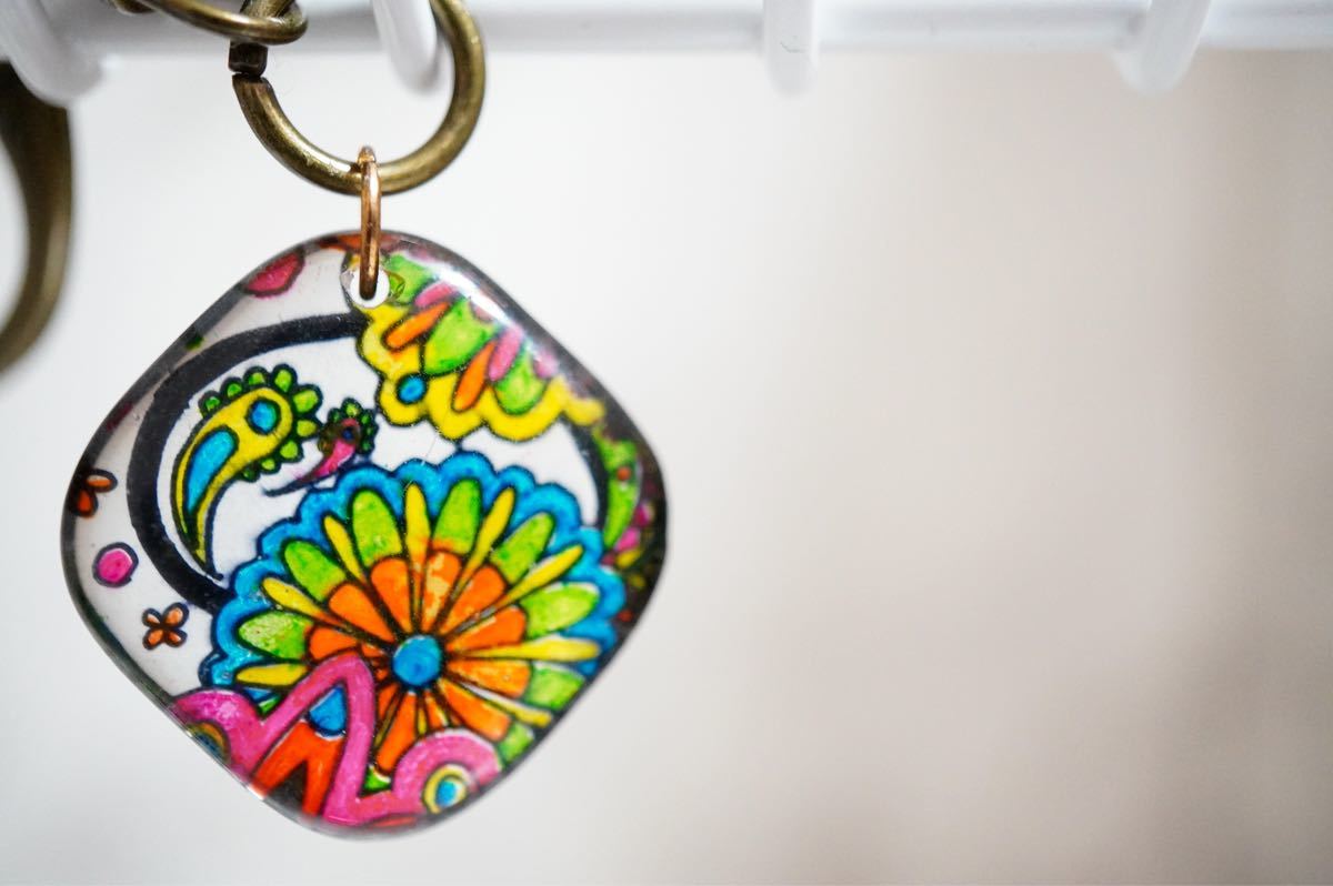 Paypayフリマ ハンドメイド 花柄キーホルダー バッグチャーム アンティークゴールド レジン Paypayフリマ ハンドメイド 花柄キーホルダー バッグチャーム アンティークゴールド レジン