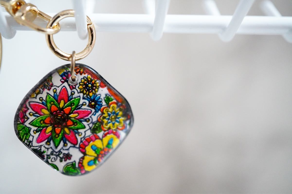 Paypayフリマ ハンドメイド 花柄 キーホルダー バッグチャーム ゴールド レジン Paypayフリマ ハンドメイド 花柄 キーホルダー バッグチャーム ゴールド レジン