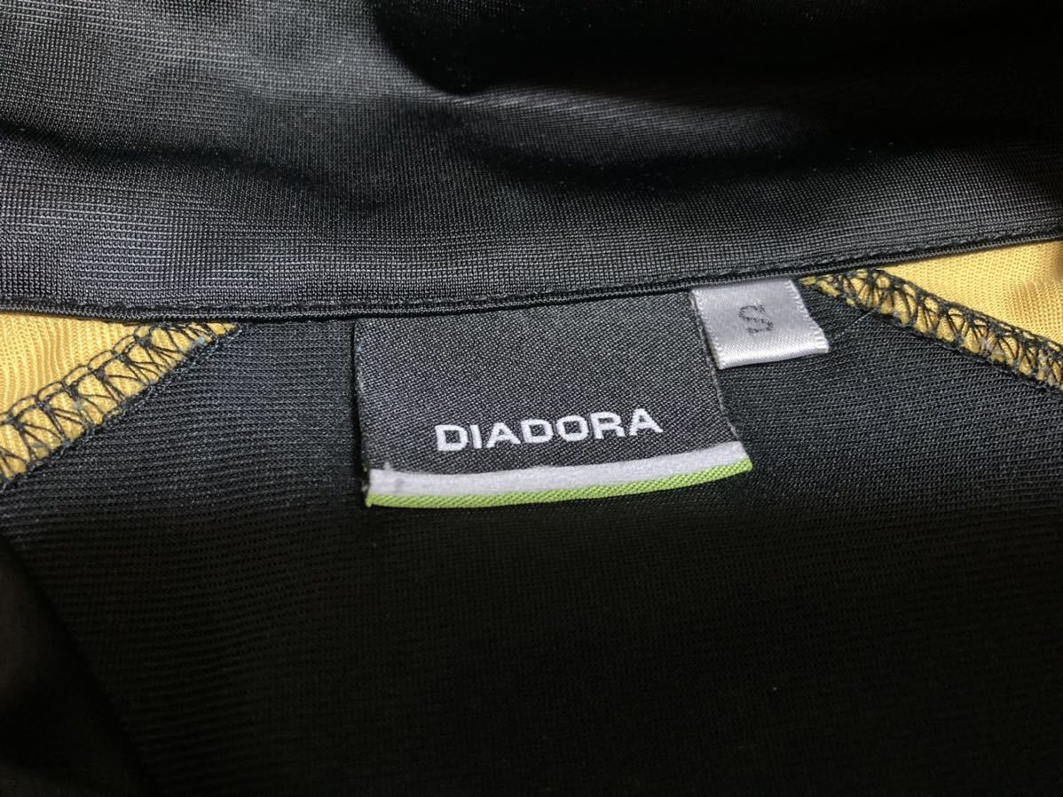 美品DIADORA黒、ロゴ黄色ストレッチトップス　サイズS_画像4
