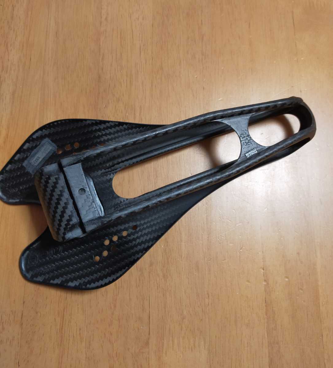 Gelu F3 Carbon Saddle with Punctured Top ゲル カーボン Gelu F3 Carbon Saddle with Punctured Top ゲル カーボン