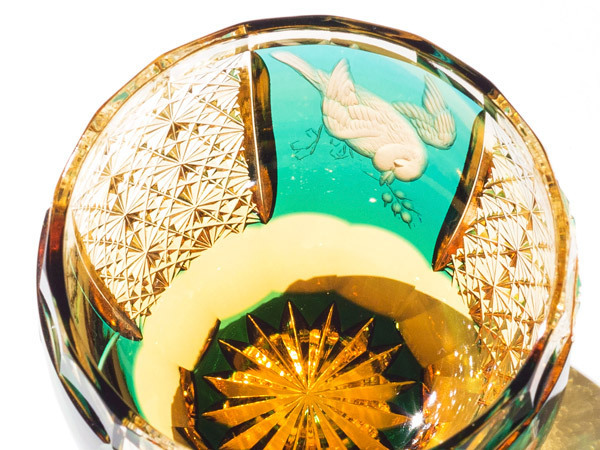 【 即決！2/11締め】The Japan GIFT & Collection 琥珀色の江戸切子×花岡グラヴィール 雀スズメの酒杯 琥珀緑_万華鏡のような切子の酒杯
