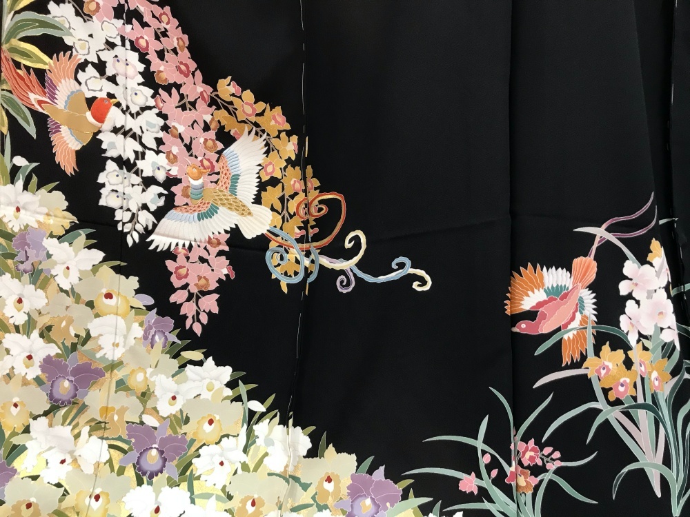 【絹都】送料無料 比翼仕立て付き 黒留袖 1-6428 根茂織物 十日町友禅 花鳥柄 金加工 落款 浜ちりめん ガード加工 落札後に仕立て 動画あり_画像3