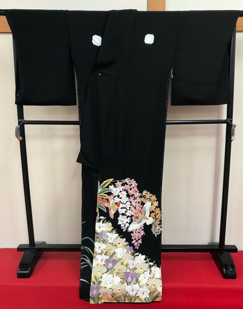 【絹都】送料無料 比翼仕立て付き 黒留袖 1-6428 根茂織物 十日町友禅 花鳥柄 金加工 落款 浜ちりめん ガード加工 落札後に仕立て 動画あり_画像8