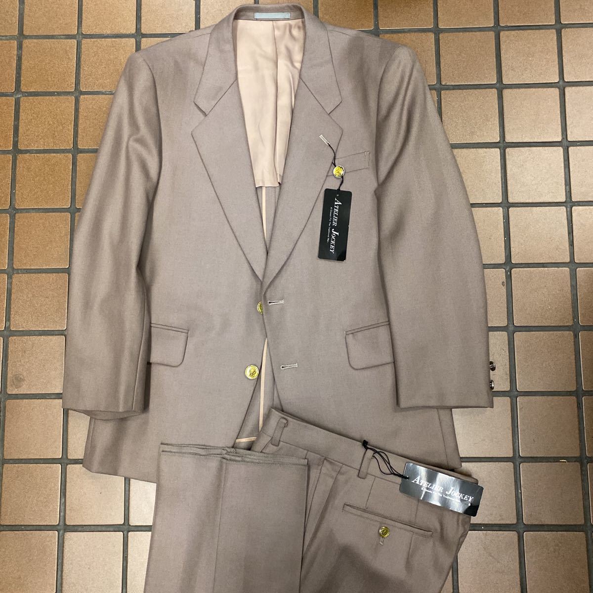 新品　２つボタンスーツ　上下セットアップ　ローズグレーのヘリンボーン　メタルボタン　日本製　サイズA5 台場仕立て　ウール100%