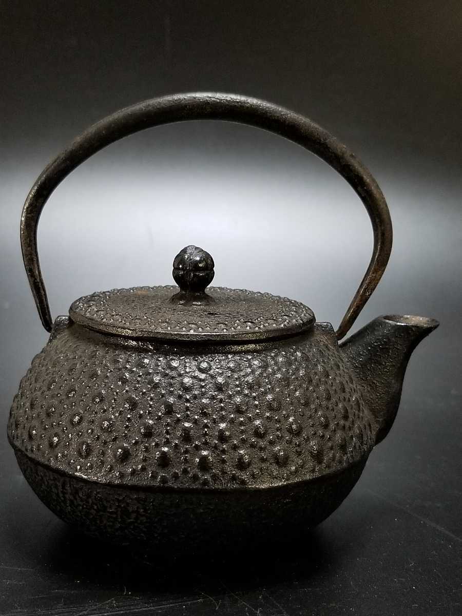 南部鉄器 岩鋳 急須 霰 高さ約12cm 鉄瓶 茶道具 煎茶道具 茶こし付 nanbu tekki 伝統工芸品_画像2