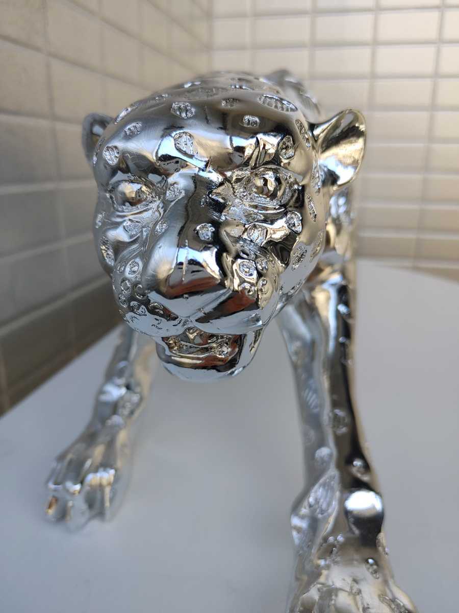 新品】豹の置物 シルバー 重厚感 銀 ヒョウ 幅75cm 奥行13cm 高さ