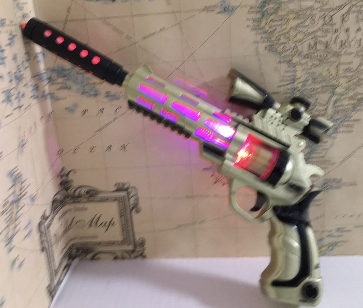 小物玩具 カッコいい二丁拳銃 バギューン 金色のマグナム サイレンサー付デザイン 光るアクションサウンドガン アウトレット