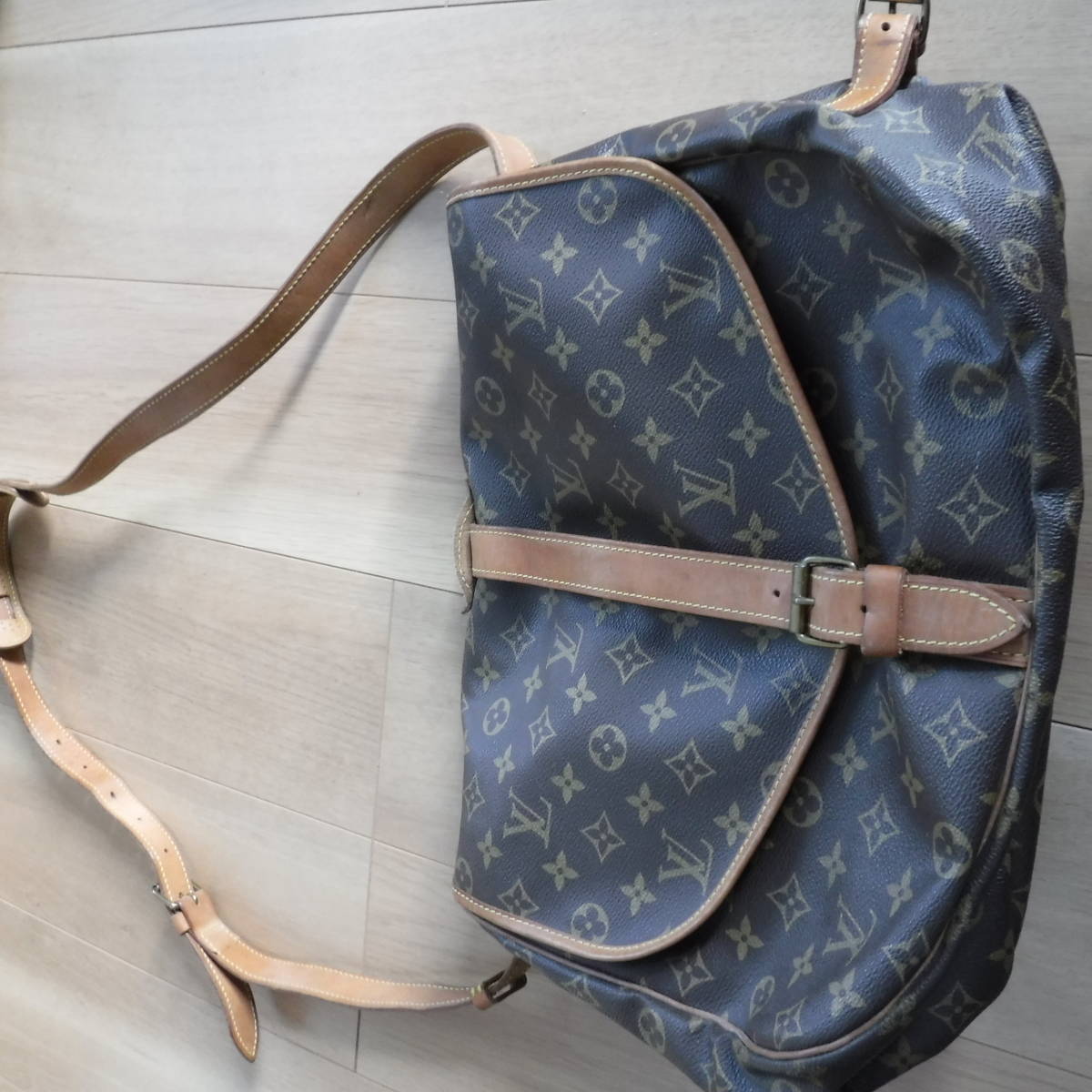 税不要特価 美品!LOUIS VUITTON ルイヴィトン モノグラム 男女斜めOK 大きめ ショルダーバッグ ソミュール35☆製造番号有♪定価15万円以上_画像1