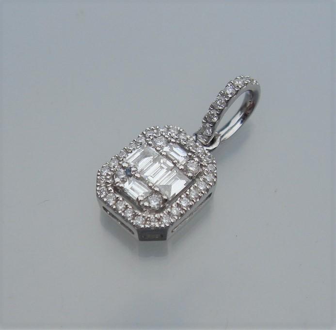 PE856:K18WG diamond pendant 