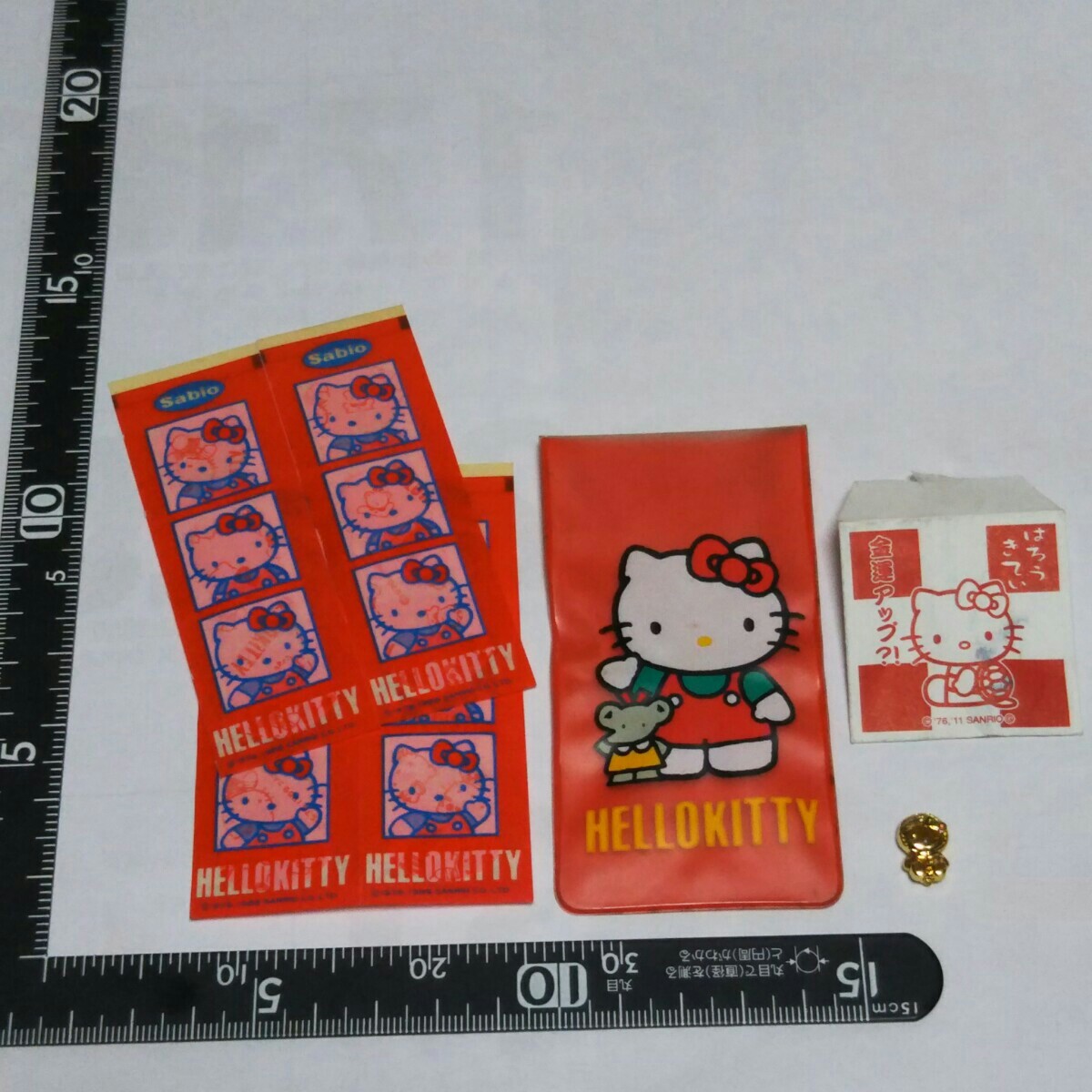 HELLO KITTY  絆創膏ケース1個 & 絆創膏4枚  金色の御守り？