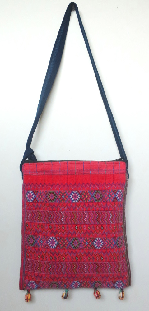 美しいグアテマラの織りと染め ショルダーバッグ A4　表-赤・織物　裏-インディゴ染め＆刺繍 　Guatemalan textiles bag　民族衣装 _画像5