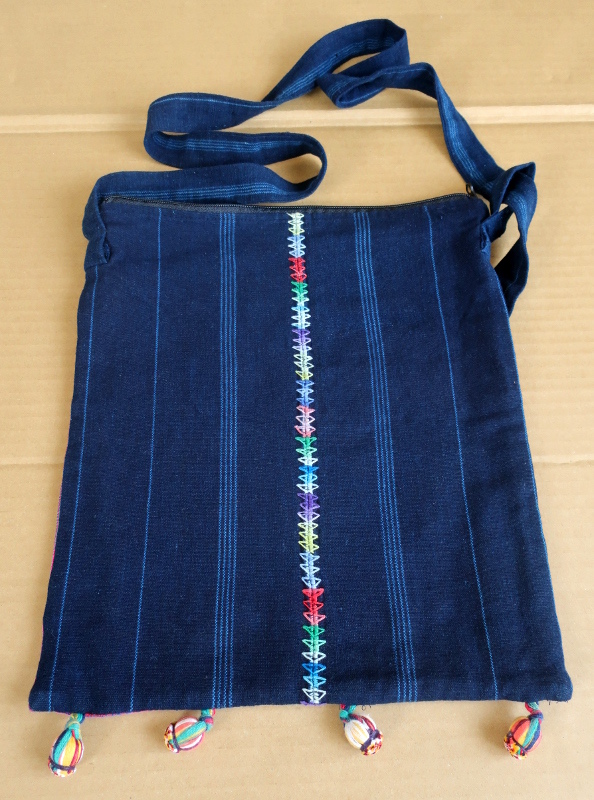 美しいグアテマラの織りと染め ショルダーバッグ A4　表-赤・織物　裏-インディゴ染め＆刺繍 　Guatemalan textiles bag　民族衣装 _画像3