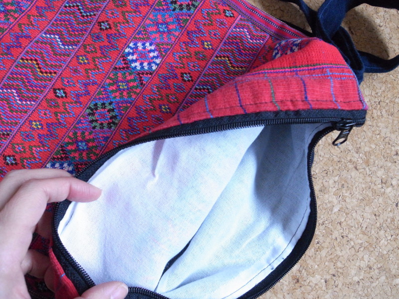 美しいグアテマラの織りと染め ショルダーバッグ A4　表-赤・織物　裏-インディゴ染め＆刺繍 　Guatemalan textiles bag　民族衣装 _画像8
