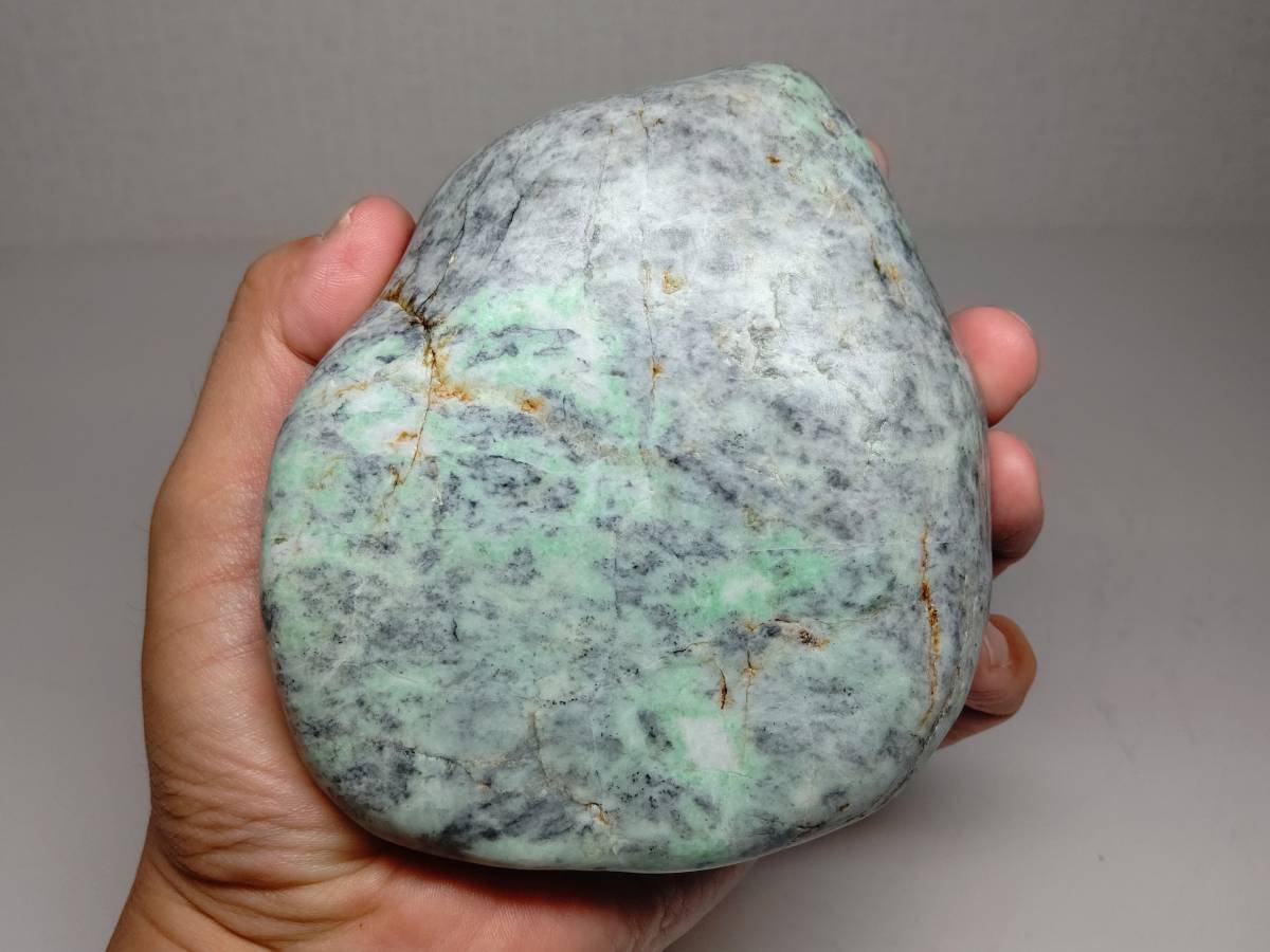 黒ミント】 ☆1043g☆ 翡翠 原石 ヒスイ 鉱物 鑑賞石 糸魚川 水石 自然