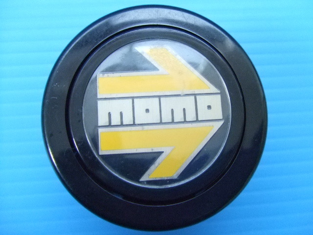  ultra rare that time thing arrow momo yellow color Logo horn button old car Showa era "Momo" steering wheel steering wheel hot-rodder highway racer group car high speed have lead hot rod 