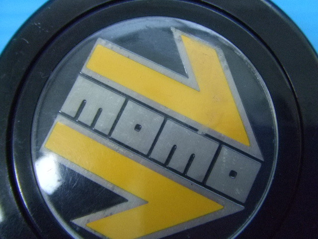  ultra rare that time thing arrow momo yellow color Logo horn button old car Showa era "Momo" steering wheel steering wheel hot-rodder highway racer group car high speed have lead hot rod 